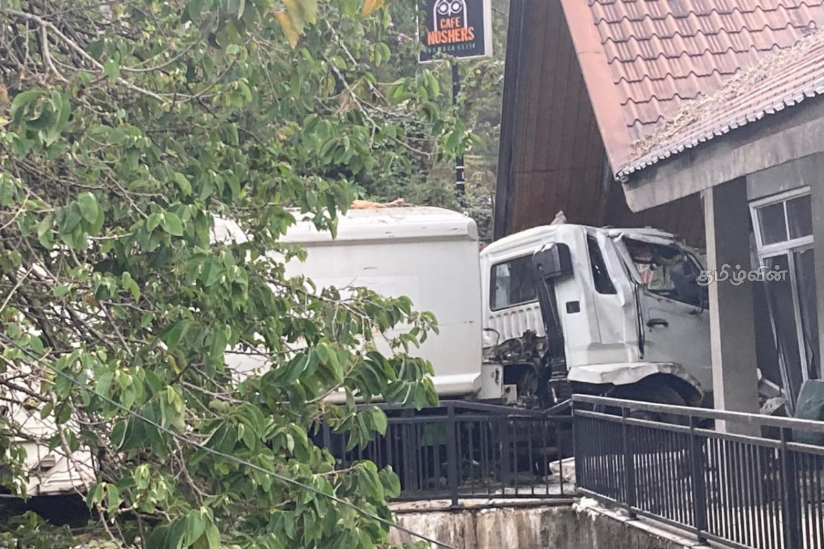 வீட்டின் மதிலை உடைத்துக்கொண்டு சென்ற லொறி: மூவர் பலத்த காயம் | Lorry Accident Three Seriously Injured