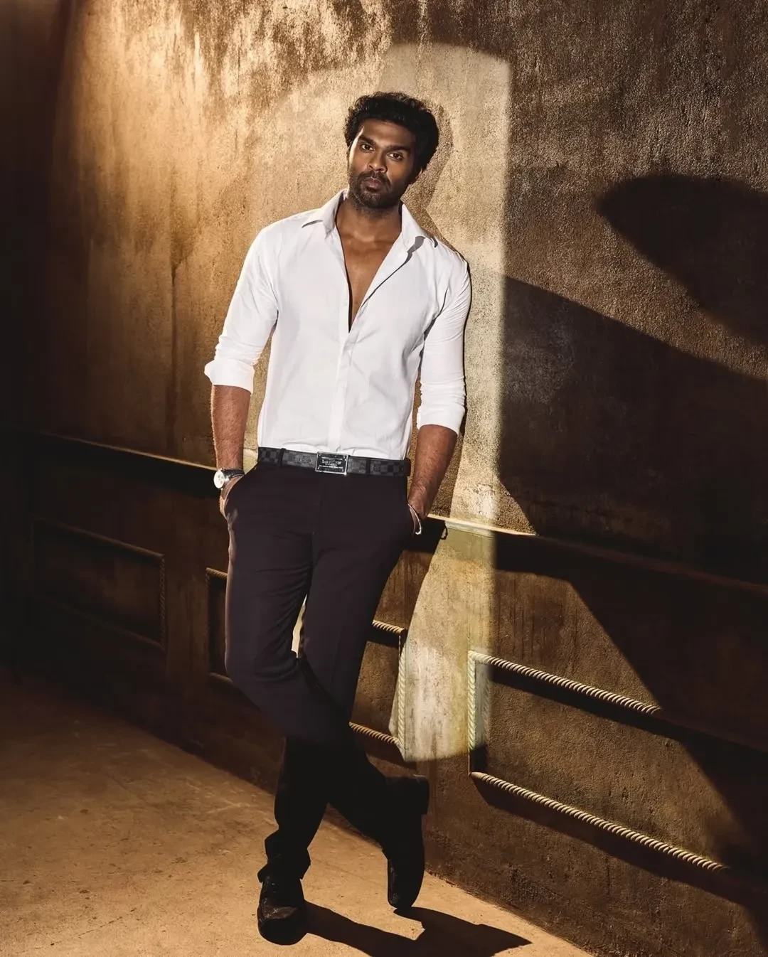 கேப்டன் விஜயகாந்தின் மகன் நடிகர் சண்முக பாண்டியனின் ஸ்டைலிஷ் போட்டோஷூட்.. 5 Gallery