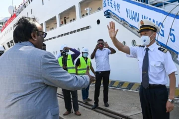 கைலாகு கொடுத்த சரத் வீரசேகரவை அவமதித்தாரா சீன கப்பலின் கப்டன்!