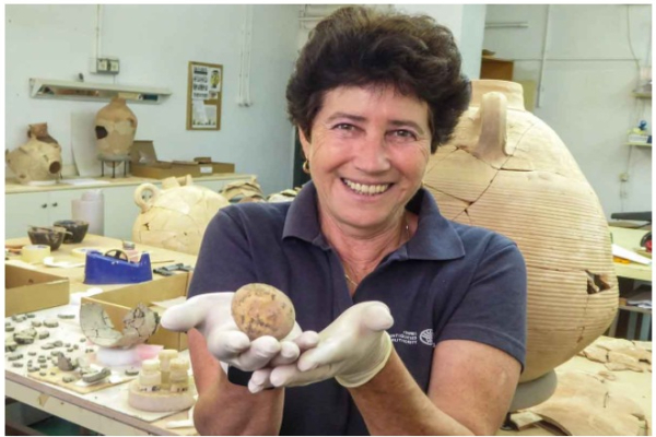 1000 ஆண்டுகள் பழமையான கோழி முட்டை கண்டெடுப்பு! | World India