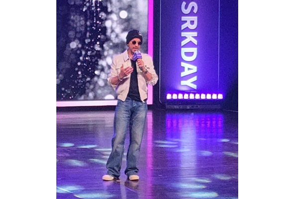 කිං ඛාන්ගේ උපන්දිනයට ලංකාවෙන් ගිය අයට අමතක නොවෙන අත්දැකීමක් | King Khan S Birthday Delights Sri Lanka Fans කිං ඛාන්ගේ උපන්දිනයට ලංකාවෙන් ගිය අයට අමතක නොවෙන අත්දැකීමක් | King Khan S Birthday Delights Sri Lanka Fans