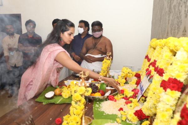 முக்கிய நடிகரின் பட பூஜையில் பிக்பாஸ் சம்யுக்தா! யாருடைய படம் தெரியுமா? | Sam Yu Ka Tgaa Sasi