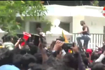 දීර්ඝ සටනකින් අනතුරුව අරගලකරුවන් අගමැති කාර්යාලය අත්පත් කර ගත් මොහොත..(VIDEO)