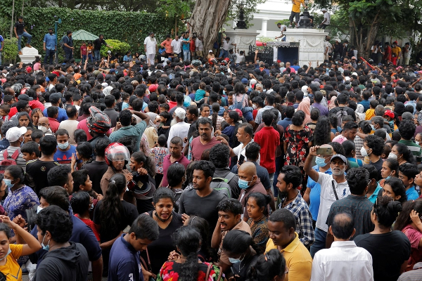 இலங்கையை விட்டு வெளியேற துடிக்கும் மக்கள்! | People Trying To Leave Sri Lanka
