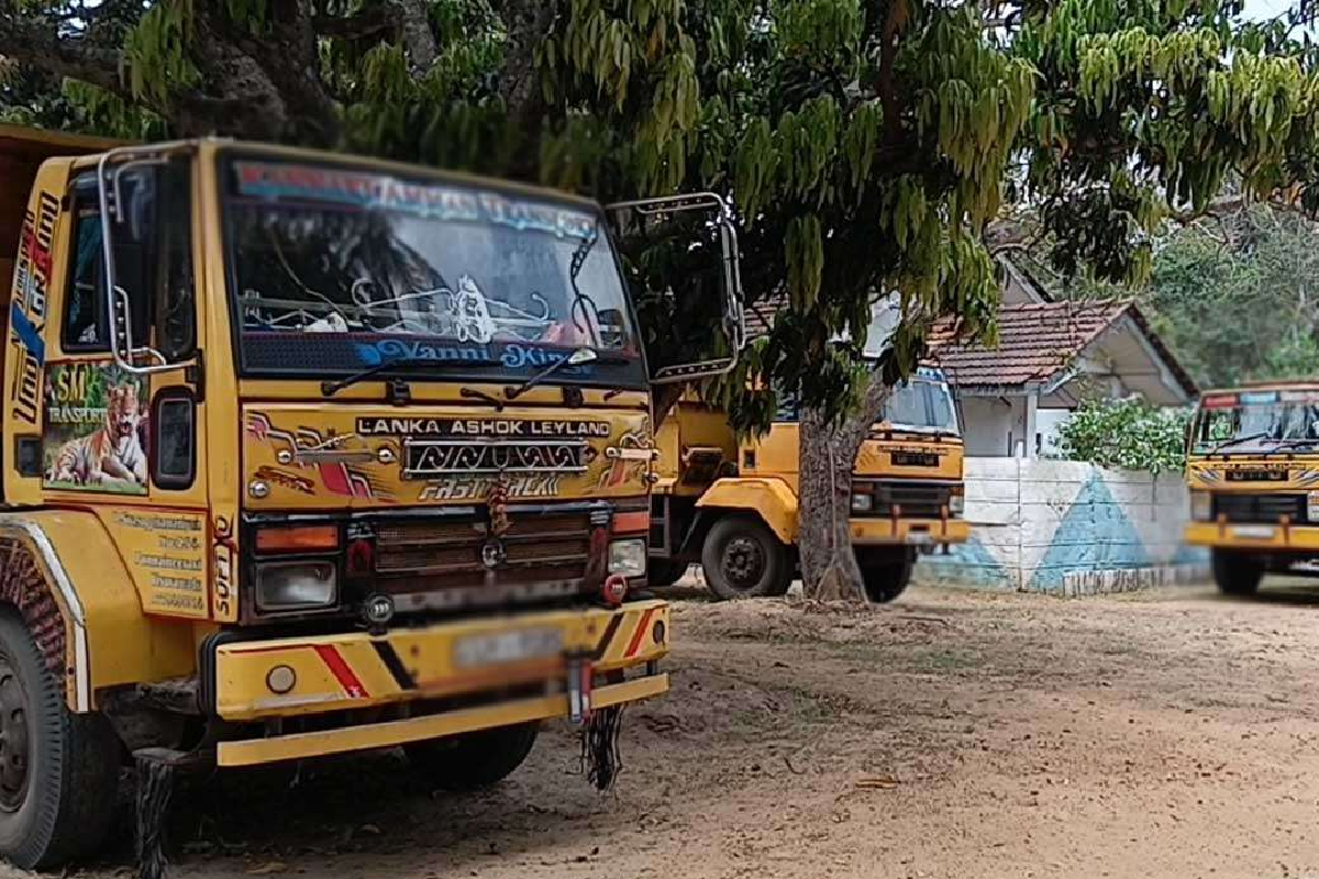 கிளிநொச்சியில் சட்டவிரோத மணல் அகழ்வில் ஈடுபட்ட டிப்பர் வண்டிகள் | Tipper Trucks Illegal Sand Mining In Kilinochchi