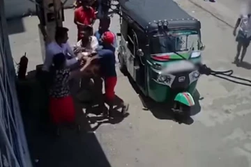 எரிபொருள் நிரப்பு நிலைய முகாமையாளரை கொடூரமாக தாக்கிய குண்டர்கள்! (Photos)