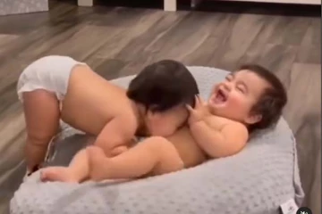 குழந்தைகளின் குறும்புத்தனம்: சிரிப்பை அடக்கமுடியாத காட்சி! நீங்களே பாருங்க கண்கொள்ளாக் காட்சியை