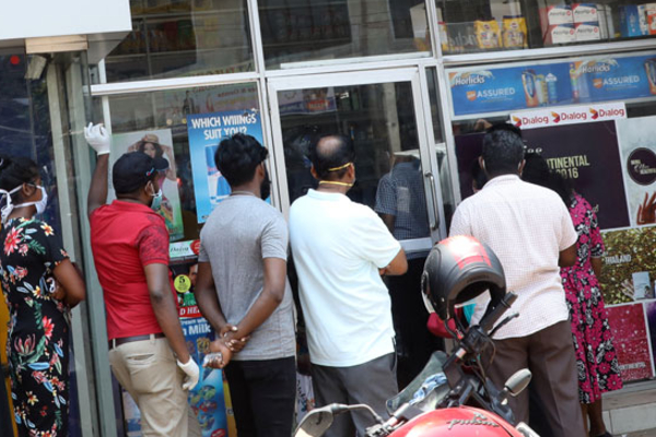 பிரபல தனியார் வங்கியின் ATM அட்டைகள் செயலிழந்தன..! பாவனையாளர்கள் சிக்கலில் | Commercial Bank Atm Card Issue