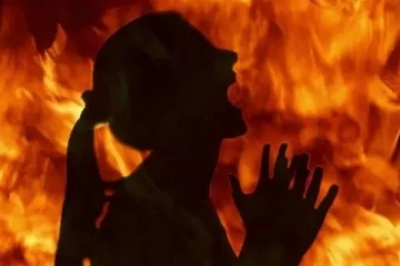 16 வயது கர்ப்பிணி சிறுமியை பெட்ரோல் ஊற்றி எரித்துக் கொன்ற காதலன் - பகீர் பின்னணி