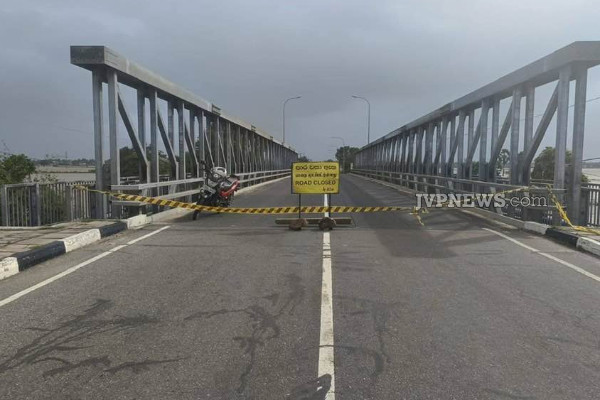 சமூகவலைத்தள மோகம்; வெள்ளத்துள் புகைப்படம் , காணொளி எடுக்க முண்டியடிக்கும் மக்கள் | Officials Warn Rushing Photos Videos Flood சமூகவலைத்தள மோகம்; வெள்ளத்துள் புகைப்படம் , காணொளி எடுக்க முண்டியடிக்கும் மக்கள் | Officials Warn Rushing Photos Videos Flood