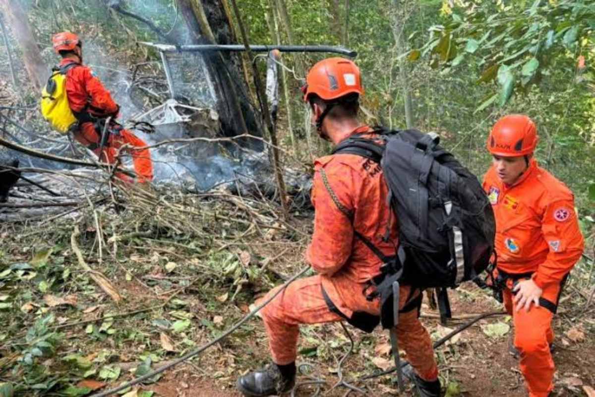 வெளிநாடொன்றில் காட்டுக்குள் வீழ்ந்து தீப்பிடித்த உலங்கு வானூர்தி : பயணித்த சுற்றுலா பயணிகளுக்க நேர்ந்த துயரம் | Four Killed In Brazil Helicopter Crash