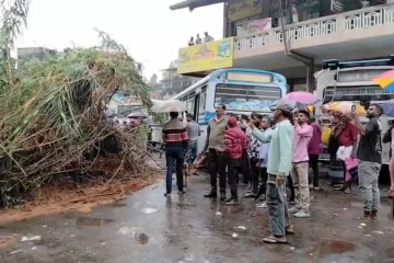 ஹட்டன் தனியார் பேருந்து நிலையத்தில் மண்சரிவு: இரண்டு பேருந்துகள் சேதம்
