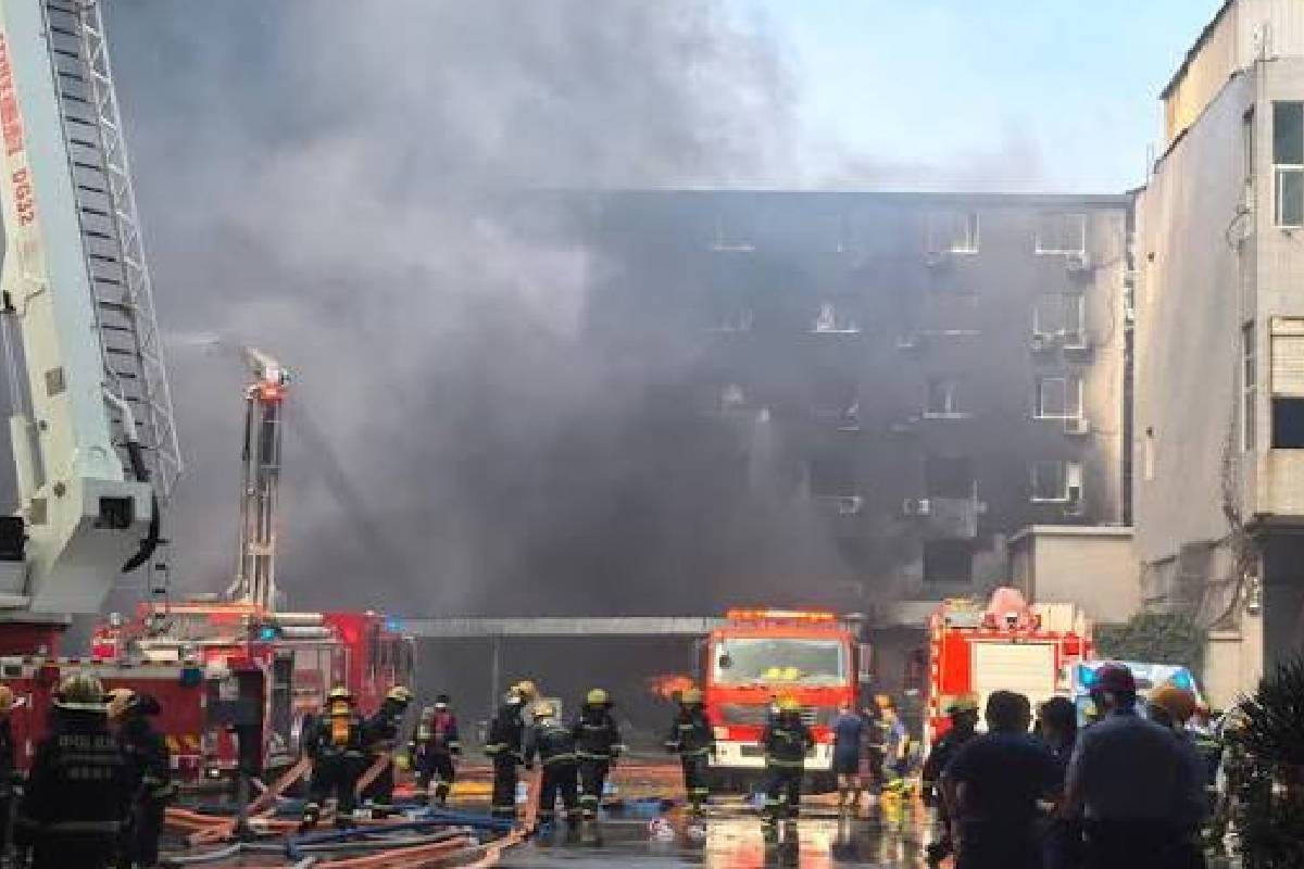 சீனாவின் காலணித் தலைநகரத்தில் பாரிய தீ விபத்து ; 28 பேர் பலி | Massive Fire In China S Shoe Capital 28 Dead சீனாவின் காலணித் தலைநகரத்தில் பாரிய தீ விபத்து ; 28 பேர் பலி | Massive Fire In China S Shoe Capital 28 Dead