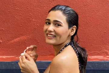 நடிகை ஷாலினி பாண்டேவா இப்படி.. பிகினியில் அப்படி ஒரு போஸ்