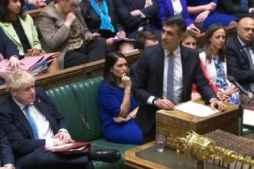 பரபரப்பான சூழலில் நிவாரண அறிக்கை வெளியிடும் நிதியமைச்சர் ரிஷி சுனக்