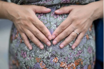 கொரோனாவுக்கு பலியாகும் பிஞ்சு குழந்தைகள்; கருவுருவதை ஒத்திவைக்குமாறு அறிவுறுத்தும் பிரபல நாடு