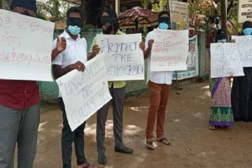 மீண்டும் தவிசாளராக ஸோபா ஜெயரஞ்சித் பதவி ஏற்றுள்ளமையை கண்டித்து கறுப்பு துணியால் முகத்தினை மூடி போராட்டம்