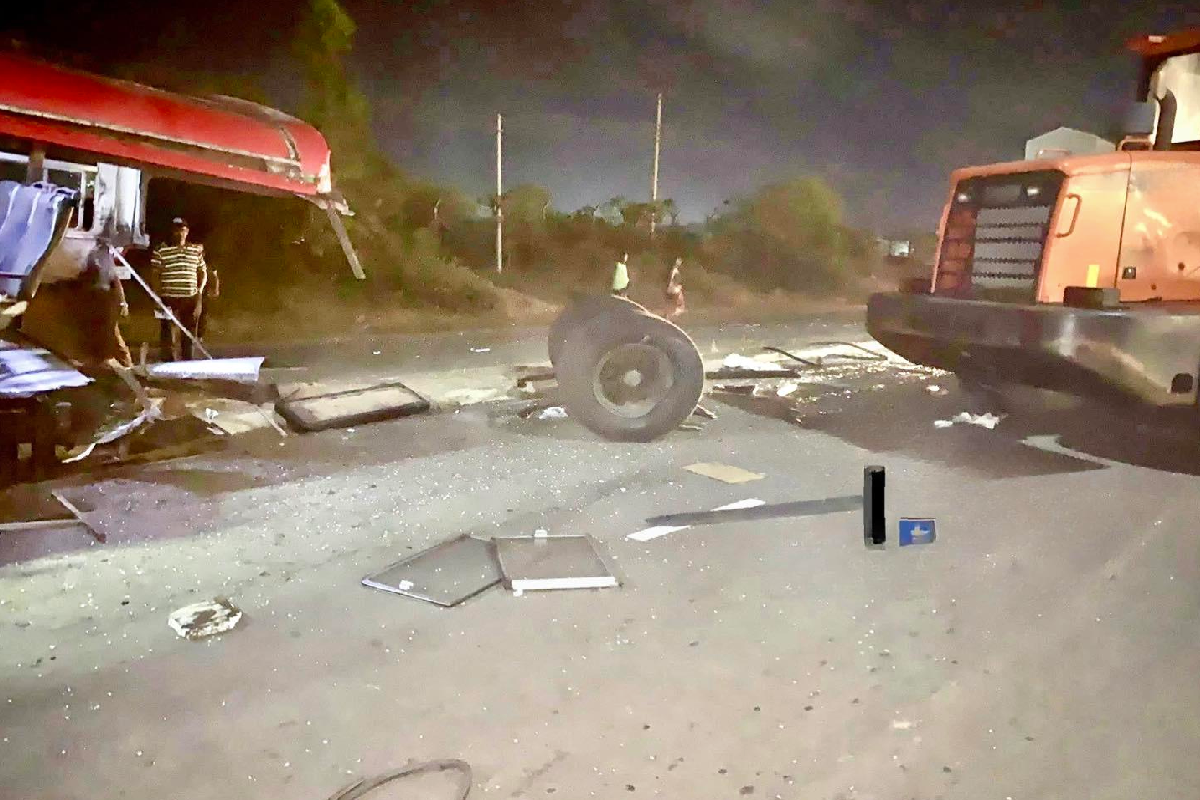 அரச பேருந்துடன் மோதிய பெக்கோ இயந்திரம் ; பலர் காயம் ; அதிகாலையில் சம்பவம் | Pecco Machine Crashes Into Government Bus அரச பேருந்துடன் மோதிய பெக்கோ இயந்திரம் ; பலர் காயம் ; அதிகாலையில் சம்பவம் | Pecco Machine Crashes Into Government Bus