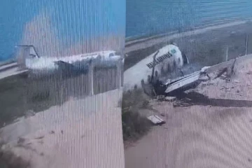 விமான நிலைய சுவரில் மோதி இரண்டாக உடைந்த விமானம்: அதிரவைக்கும் காட்சிகள்