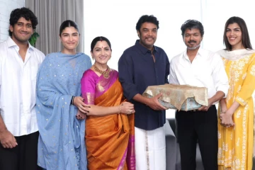 விஜய் வீட்டில் நடிகை குஷ்புவின் குடும்பம்.. மகள் திருமணத்திற்கு நேரில் சென்று அழைப்பு