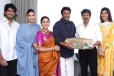 விஜய் வீட்டில் நடிகை குஷ்புவின் குடும்பம்.. மகள் திருமணத்திற்கு நேரில் சென்று அழைப்பு