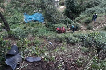 100 அடி பள்ளத்தில் கவிழ்ந்து முச்சக்கர வண்டி விபத்து