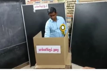 கள்ளக்குறிச்சி - முதல் ஆளாக நின்று தனது ஜனநாயக கடமையாற்றினார் மாவட்ட ஆட்சியர்