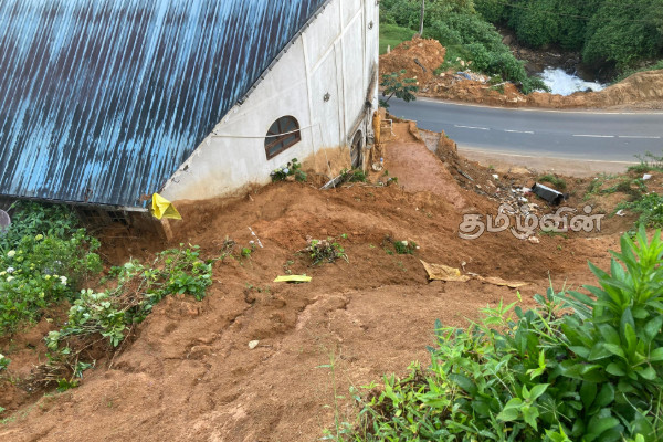 நுவரெலியாவில் நடைபாதை இன்மையால் ஏணியில் பயணம் செய்யும் மக்கள் | Landslide Risk In Nuwara Eliya