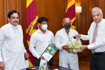 ஜனாதிபதி ரணிலுக்கு பரிசாக கிடைத்த பச்சை ஆப்பிள்!(Photos)