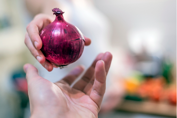 தினமும் 4 சின்ன வெங்காயத்தை இப்படி சாப்பிட்டா தொப்பை கட கடனு குறையும்! | Eating Onions Daily For Reduce Belly Fat And