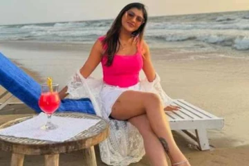 பீச்சில் ஹாயாக மேலாடை கழற்றி நடிகை யாஷிகா ஆனந்த் வெளியிட்ட போட்டோஸ்