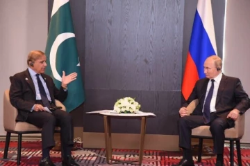 தவித்த பாகிஸ்தான் பிரதமரை பார்த்து சிரித்த புடின்!