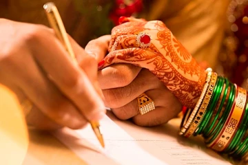 மகளின் பதிவு திருமணத்திற்காக சென்ற குடும்பத்துக்கு நேர்ந்த கதி