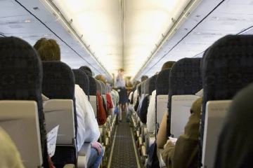 விமானத்தில் அறிமுகமான ஆணிடம் மகனை கொடுத்து விட்டு தப்பிச் சென்ற பெண்