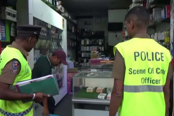 தொலைபேசி வர்த்தக நிலையத்தில் கொள்ளை | Robbery At Gampola Telephone Shop