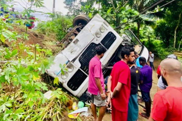 தொழிற்சாலை ஊழியர்களுடன் பள்ளத்தில் கவிழ்ந்த பேருந்து..! 42 பேர் படுகாயம் | Bus Accident In Dehiowita Injured Many