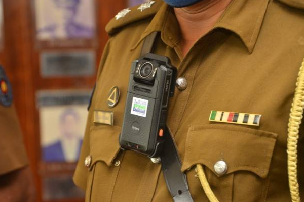 யாழில் வெற்றிலை சப்பியபடி கடமையில் ஈடுபட்ட பொலிஸ அதிகாரிக்கு ஏற்பட்ட நிலை | Police Officer Duty After Betel Leaves Jaffna