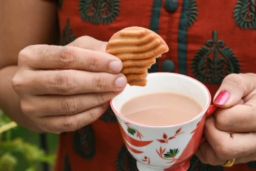 வெறும் வயிற்றில் டீயுடன் பிஸ்கட் நனைத்து சாப்பிட்டால் உயிருக்கு ஆபத்து! இவ்வளவு பக்க விளைவுகளா?