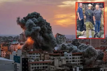 தன் நாட்டு வீரர்களுடன் இணைந்த இஸ்ரேலின் முன்னாள் பிரதமர்