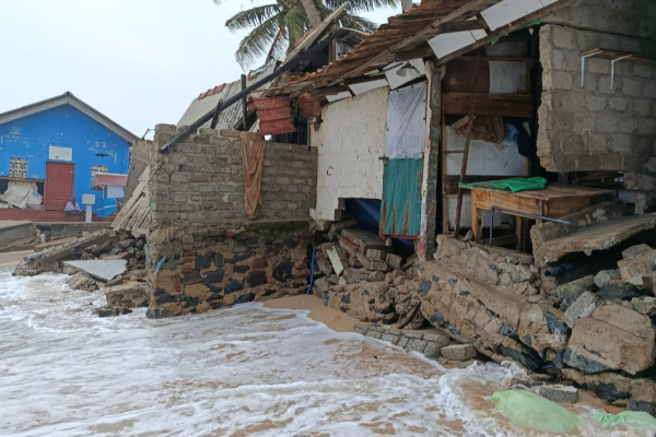 திருகோணமலையில் கடல் கடும் சீற்றம்; வீதிக்கு வரும் படகுகள்; மீனவர்கள் கவலை | The Sea Is Extremely Rough In Trincomalee திருகோணமலையில் கடல் கடும் சீற்றம்; வீதிக்கு வரும் படகுகள்; மீனவர்கள் கவலை | The Sea Is Extremely Rough In Trincomalee