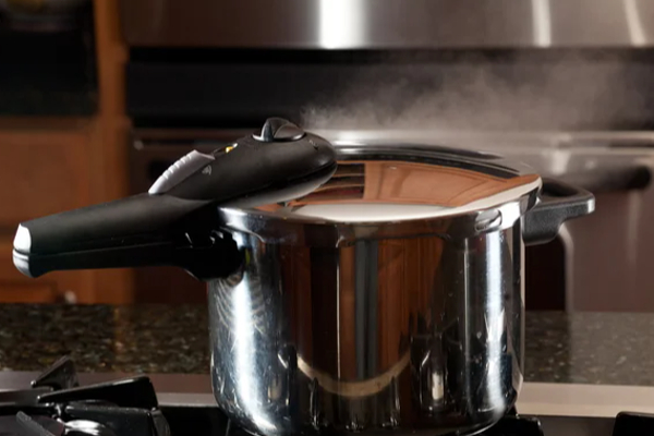 குக்கரில் இந்த உணவை மட்டும் சமைக்காதீங்க! விஷமாகிடும்... உஷார்! | Foods You Should Never Cook In Pressure Cooker