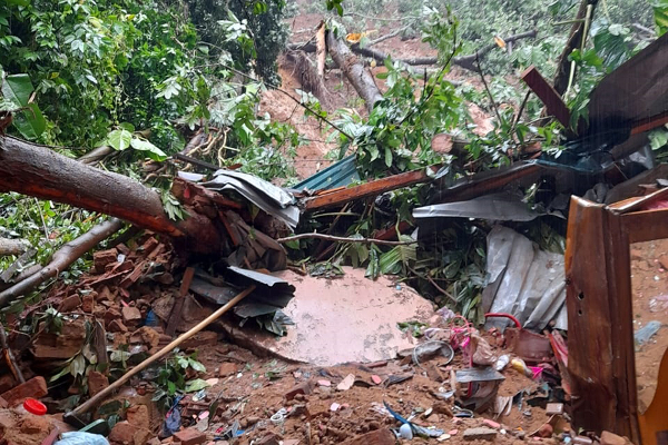 மண்மேடு சரிந்து விழுந்ததில் பெண்ணொருவர் உயிரிழப்பு | Land Slide In Theldheniya