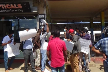 வவுனியாவில் ஆர்ப்பாட்டத்தில் ஈடுபட்டவர்கள் மீது குப்பை வீச்சு!