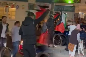 ஹமாஸ் அமைப்பின் தாக்குதலை கொண்டாடும் பிரித்தானியா வாழ் மக்கள் (காணொளி)