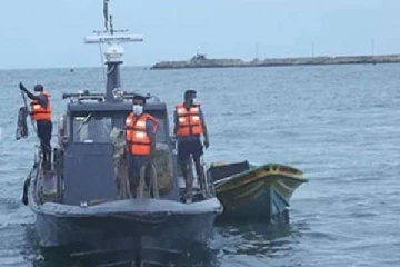 யாழில் கடற்படைக்கு  பயந்து கடலுக்குள் பாய்ந்தவருக்கு நேர்ந்த துயரம்