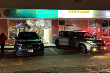 கனடாவில் டிரக் மூலம் கடையை உடைத்துவிட்டு தப்பியோடிய கொள்ளையர்கள்!