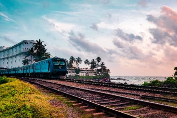தண்டவாளத்தில் நடந்து சென்ற காதலர்களுக்கு நேர்ந்த கதி!!