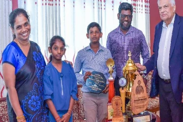 பாக்கு நீரினையை கடந்து சாதனை படைத்த தன்வந்தை பாராட்டிய ஜனாதிபதி