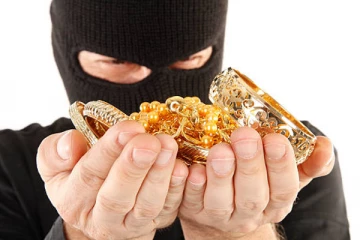 யாழில் வெளியே சென்று வீடு திரும்பியவர்களுக்கு காத்திருந்த அதிர்ச்சி; மாயமான 20 பவுண் தங்க நகை!