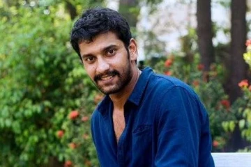 அடையாளம் தெரியாத அளவுக்கு புது கெட்டப்பில் அருள்நிதி! போட்டோ வைரல்